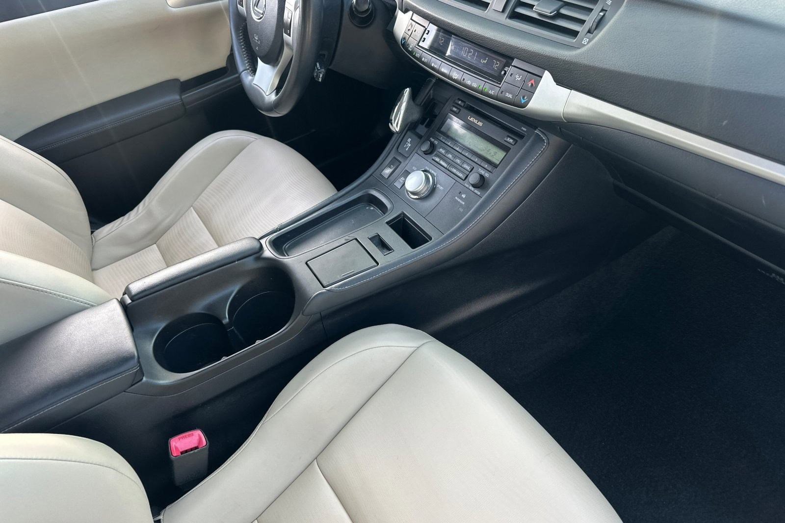 Used 2013 Lexus CT 200h image 30