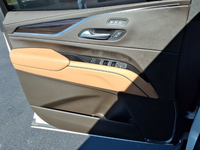 Used 2023 Cadillac Escalade Premium Luxury w/ LPO, Illumination Package AWD/4WD image 28