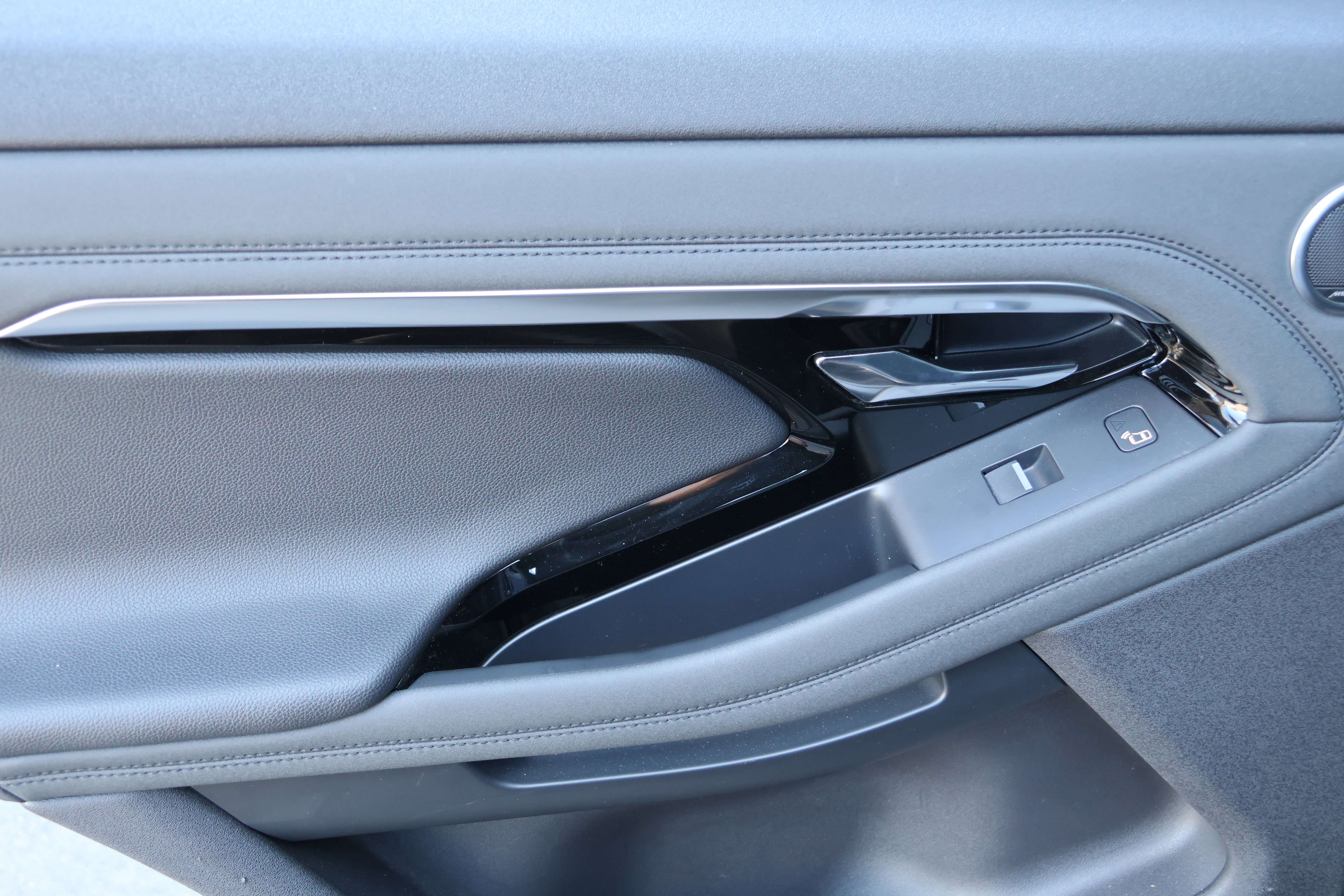 Used 2020 Land Rover Range Rover Evoque SE image 32