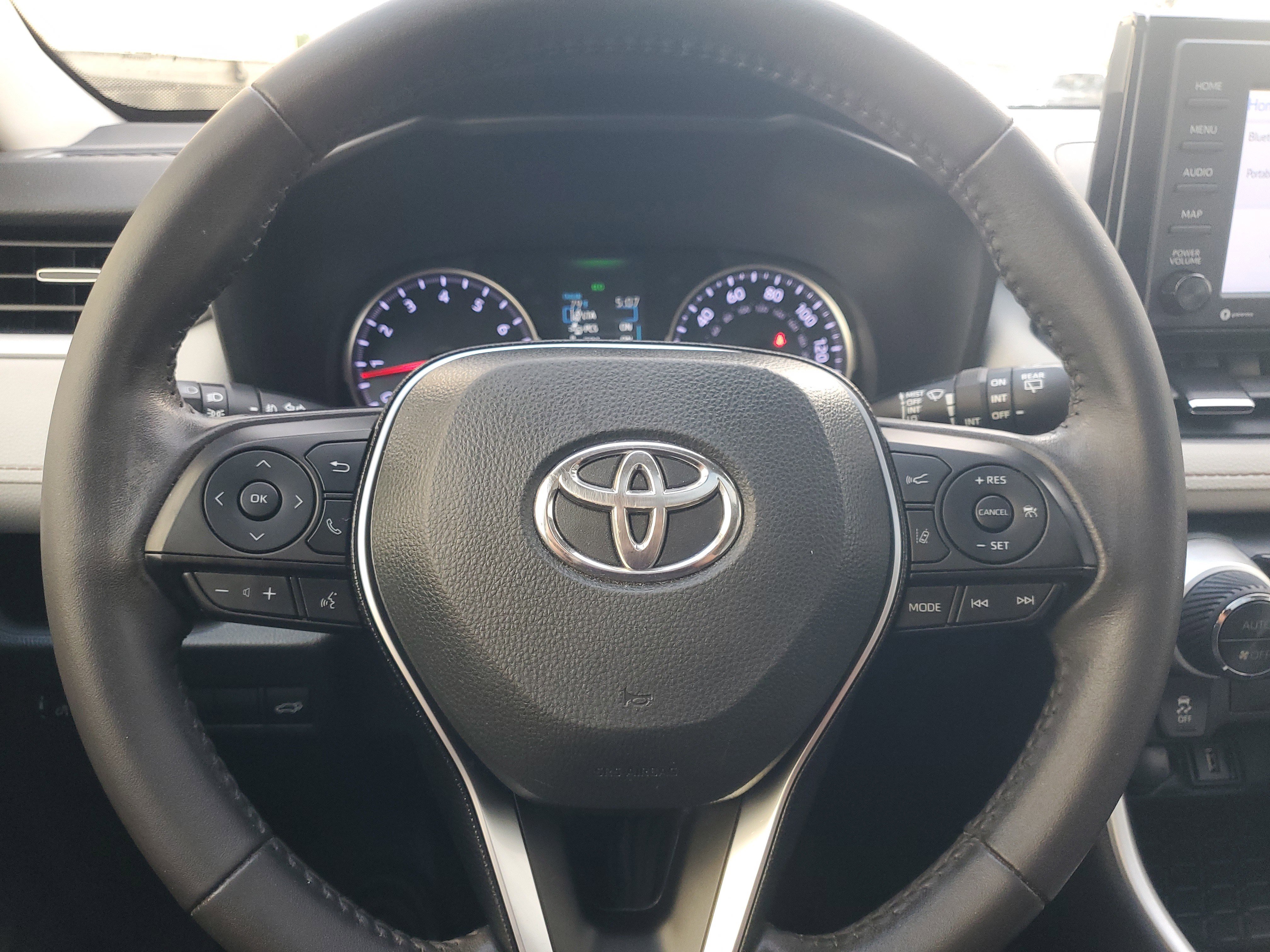 Used 2020 Toyota RAV4 XLE Premium image 21