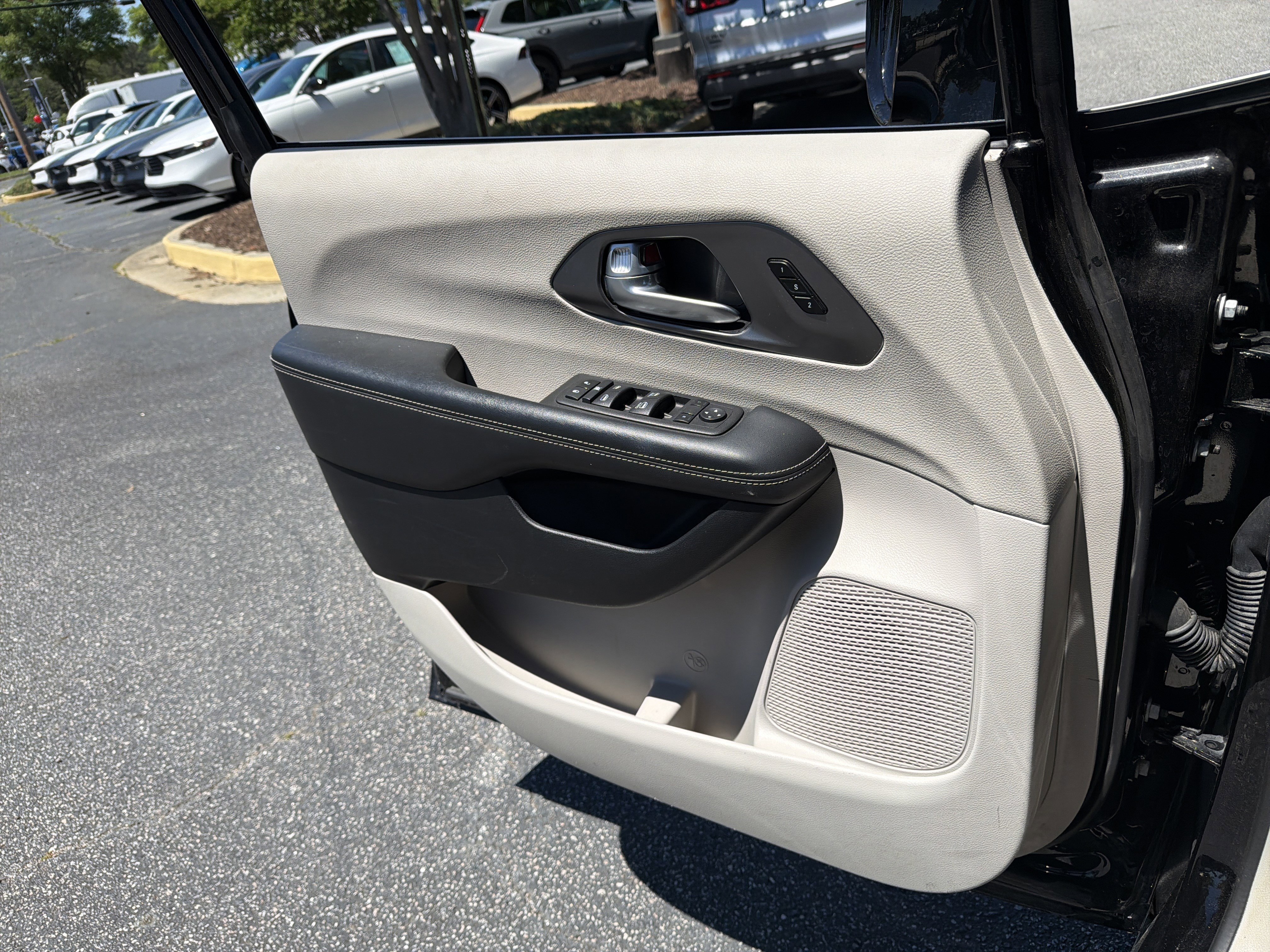 Used 2024 Chrysler Pacifica Touring-L FWD image 13