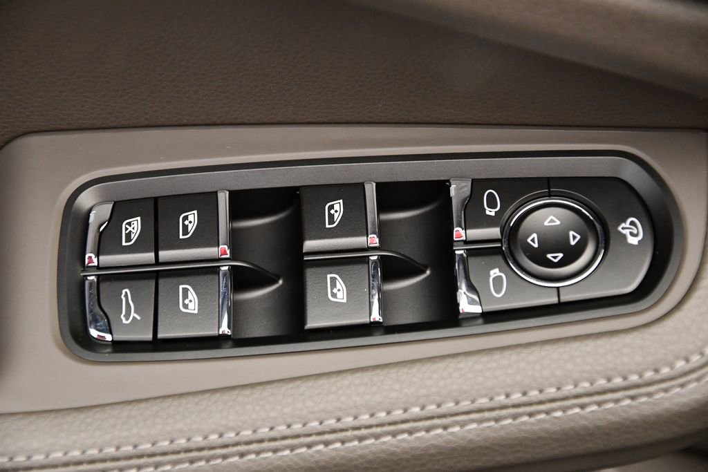 Used 2025 Porsche Macan image 32