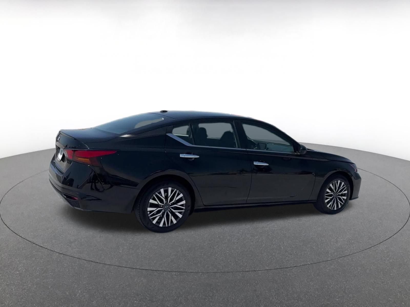 Used 2025 Nissan Altima 2.5 SV FWD image 14