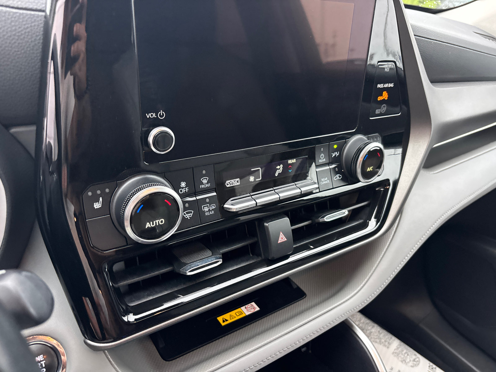 Used 2023 Toyota Highlander XLE AWD/4WD image 21