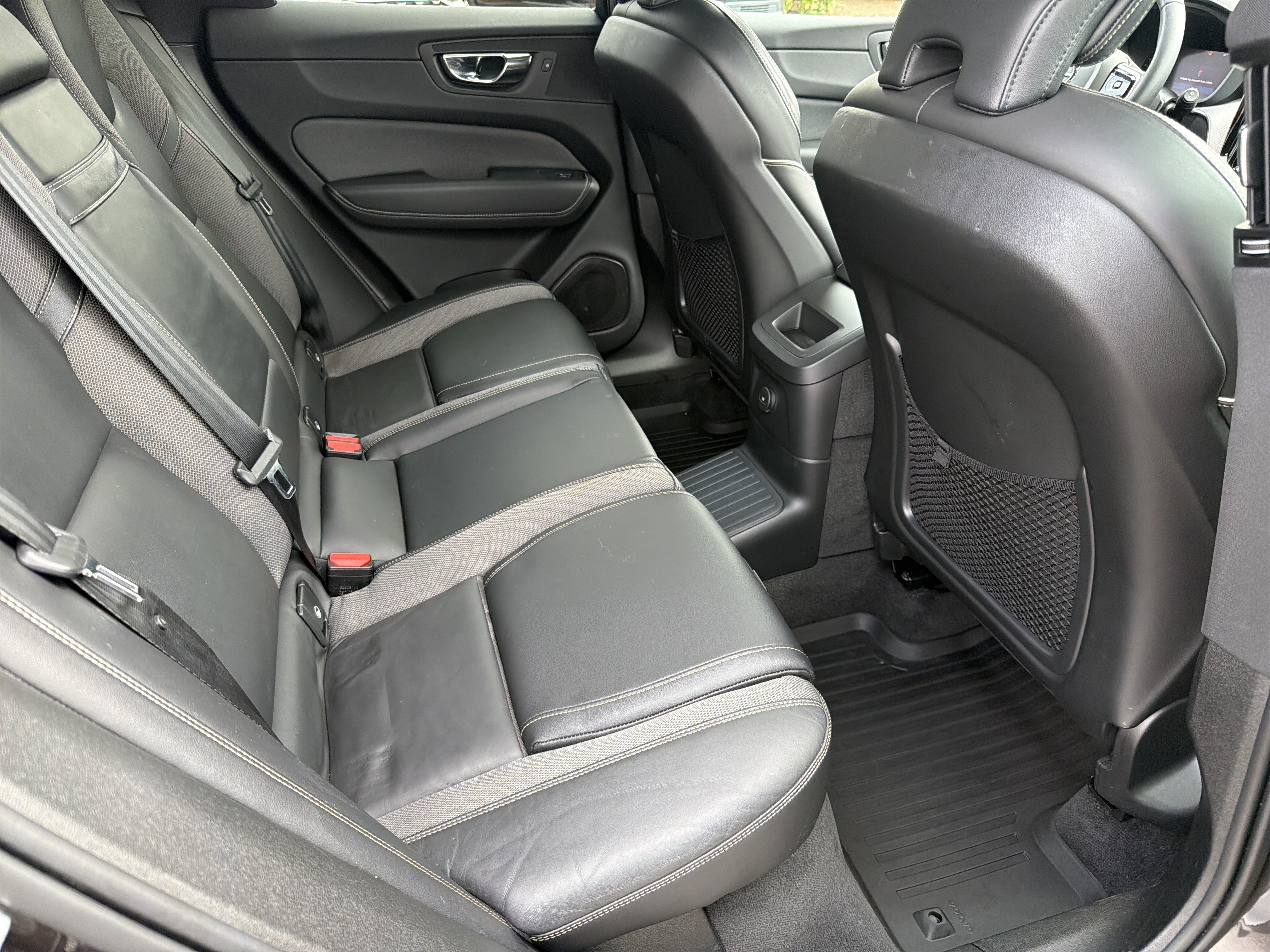 Used 2022 Volvo XC60 T8 R-Design w/ Advanced Package AWD/4WD image 24