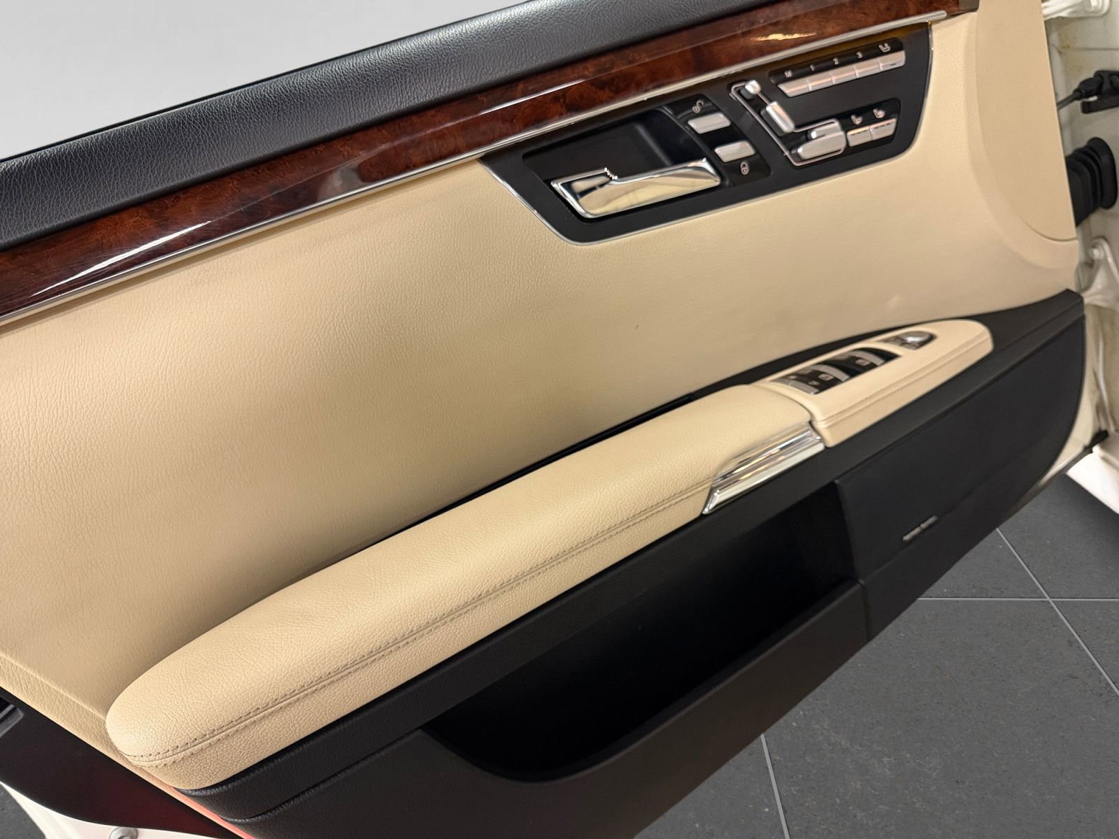 Used 2009 Mercedes-Benz S 550 image 16