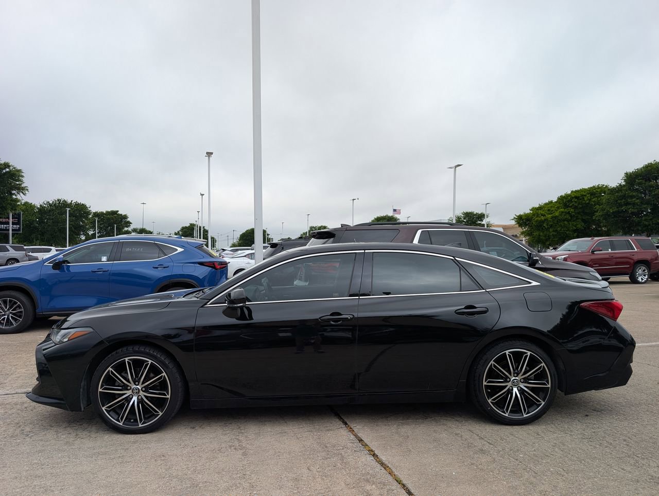 Used 2019 Toyota Avalon Touring w/ Advanced Safety Package image 3