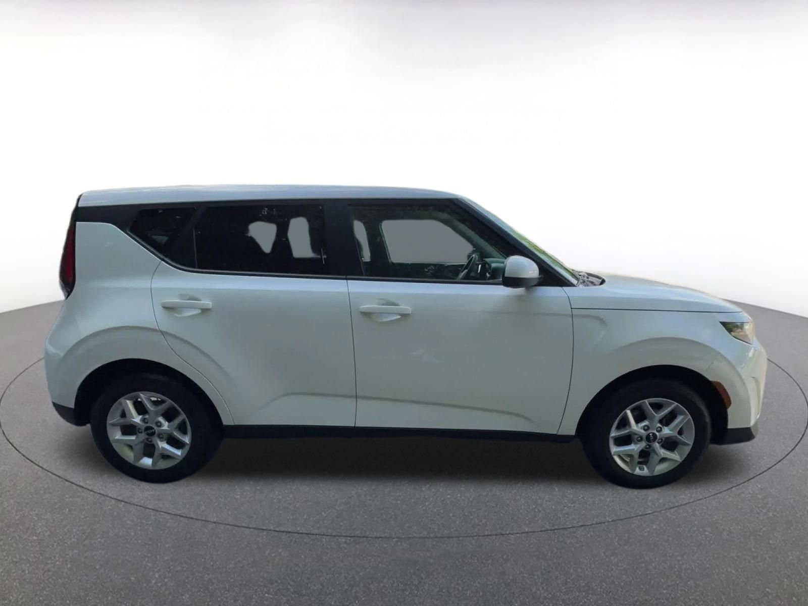 Used 2025 Kia Soul LX w/ LX Technology Package FWD image 16