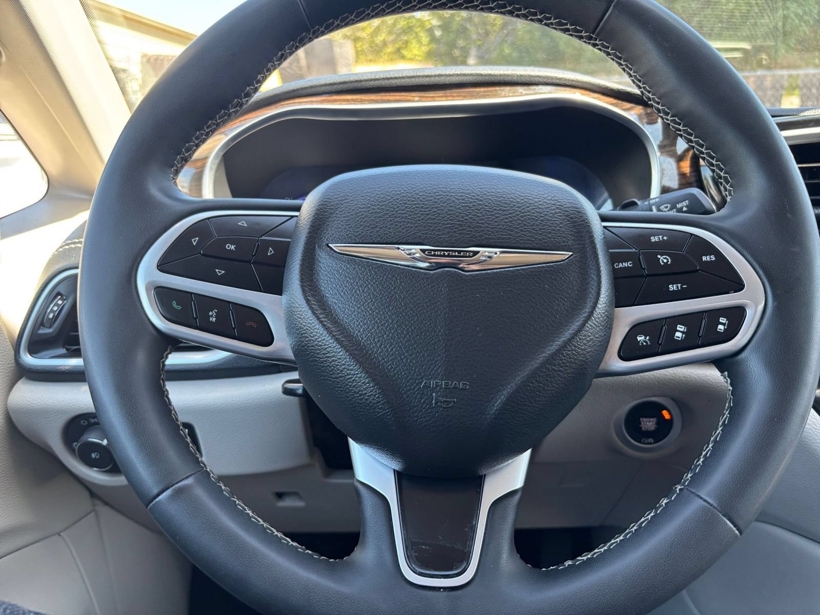 Used 2023 Chrysler Pacifica Limited FWD image 30