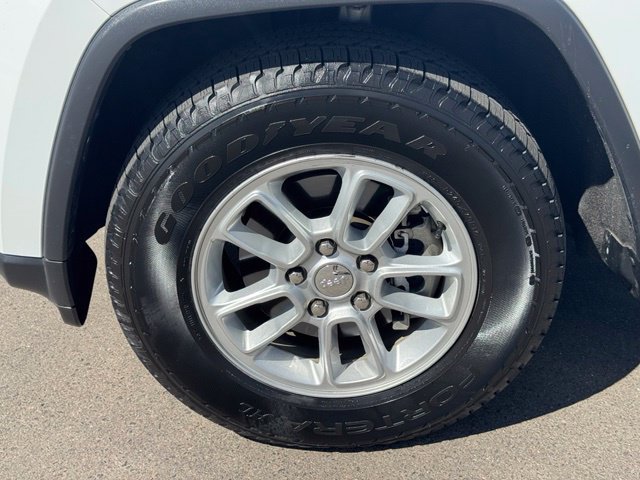 Certified 2018 Jeep Grand Cherokee Laredo AWD/4WD image 11
