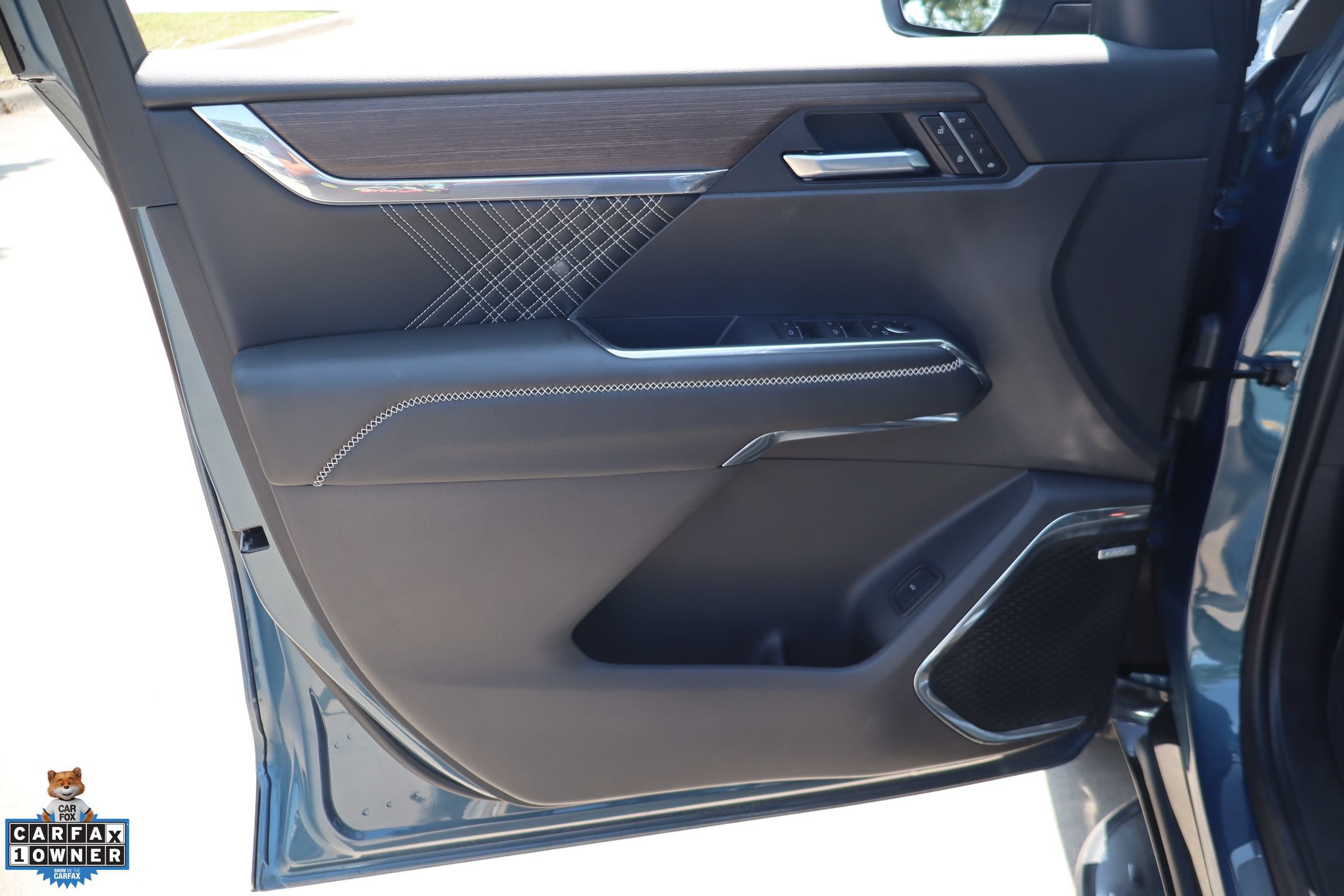 Used 2025 GMC Acadia Denali w/ LPO, Floor Liner Package FWD image 12