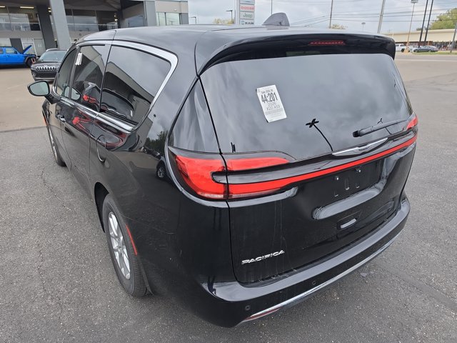 Used 2026 Chrysler Pacifica Select FWD image 5