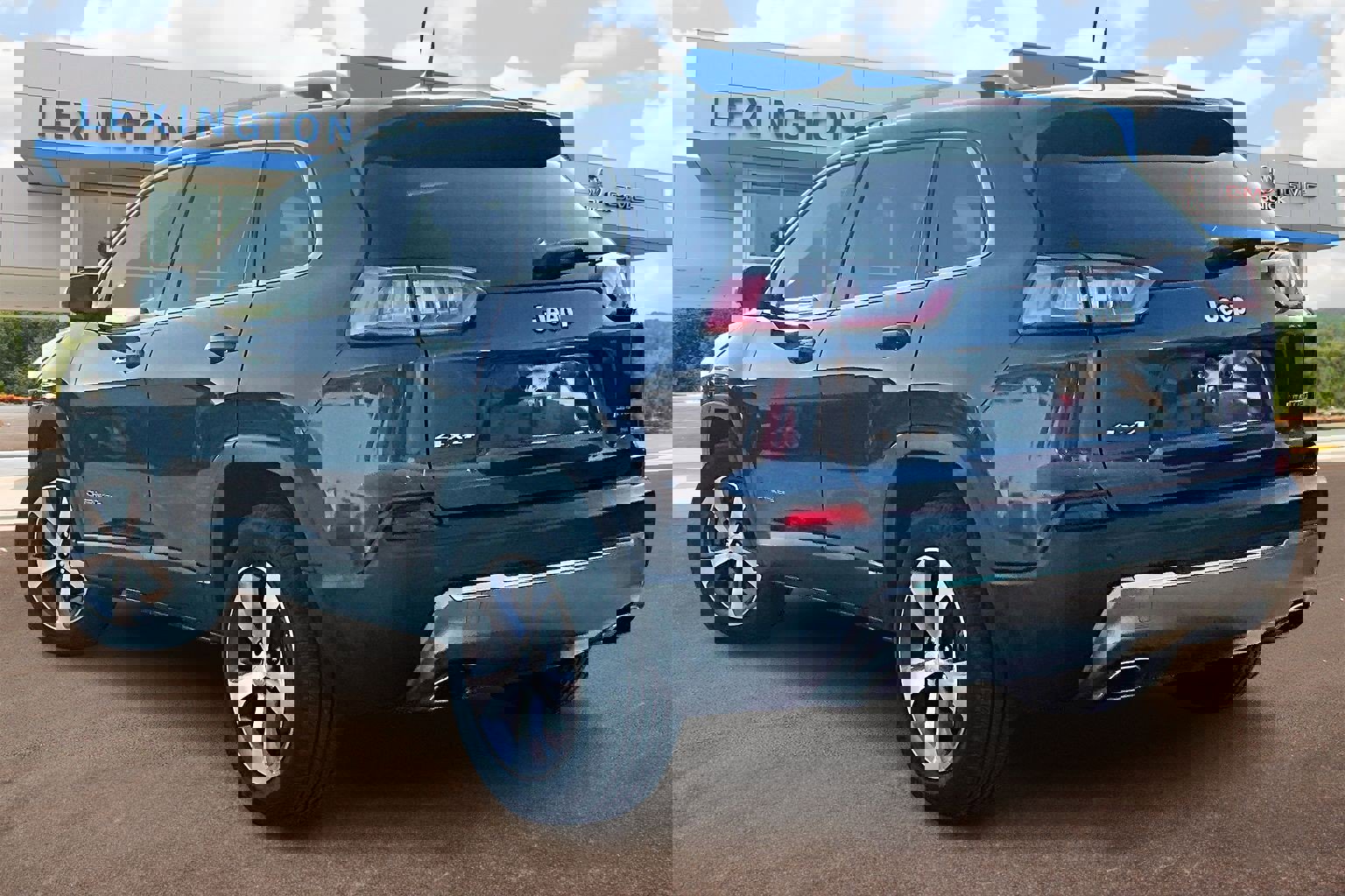 Used 2021 Jeep Cherokee Limited image 2