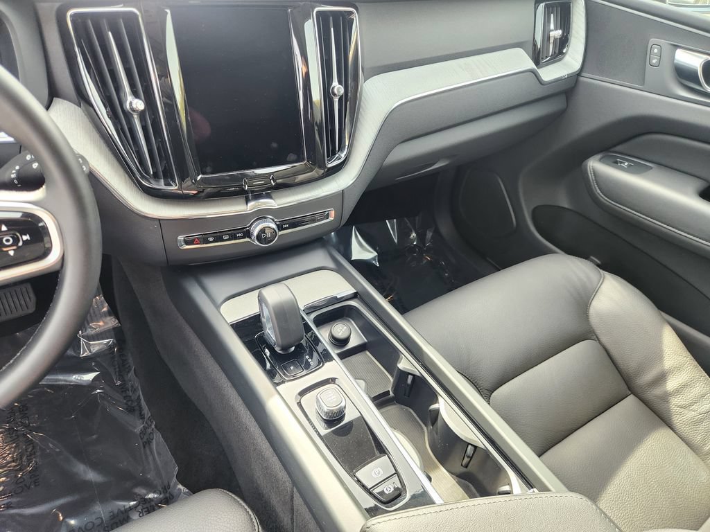 Certified 2025 Volvo XC60 B5 Plus AWD/4WD image 28