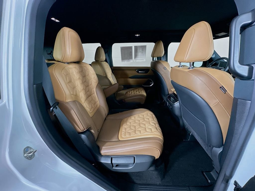 Certified 2025 Nissan Armada Platinum Reserve image 39