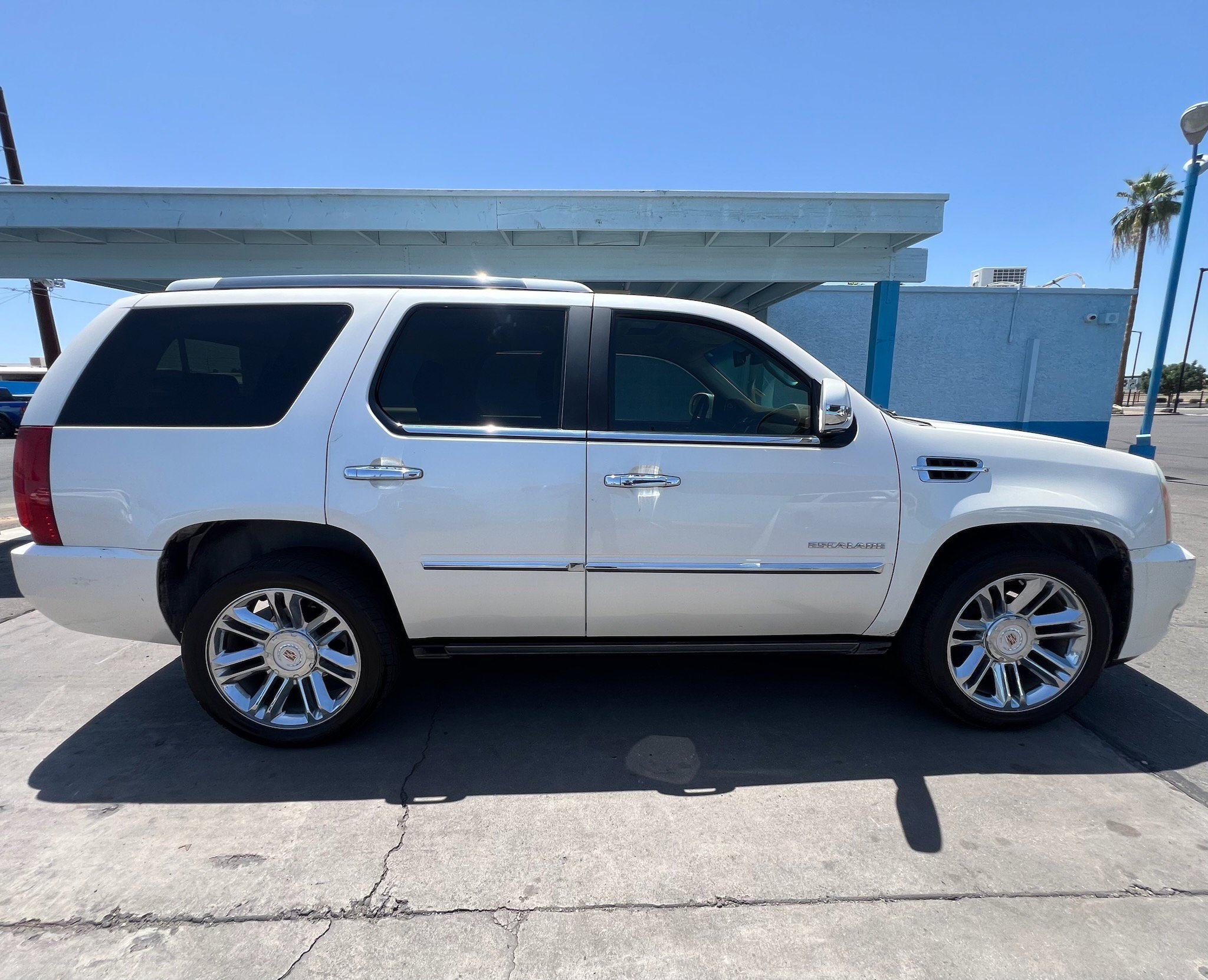 Used 2012 Cadillac Escalade Platinum image 2