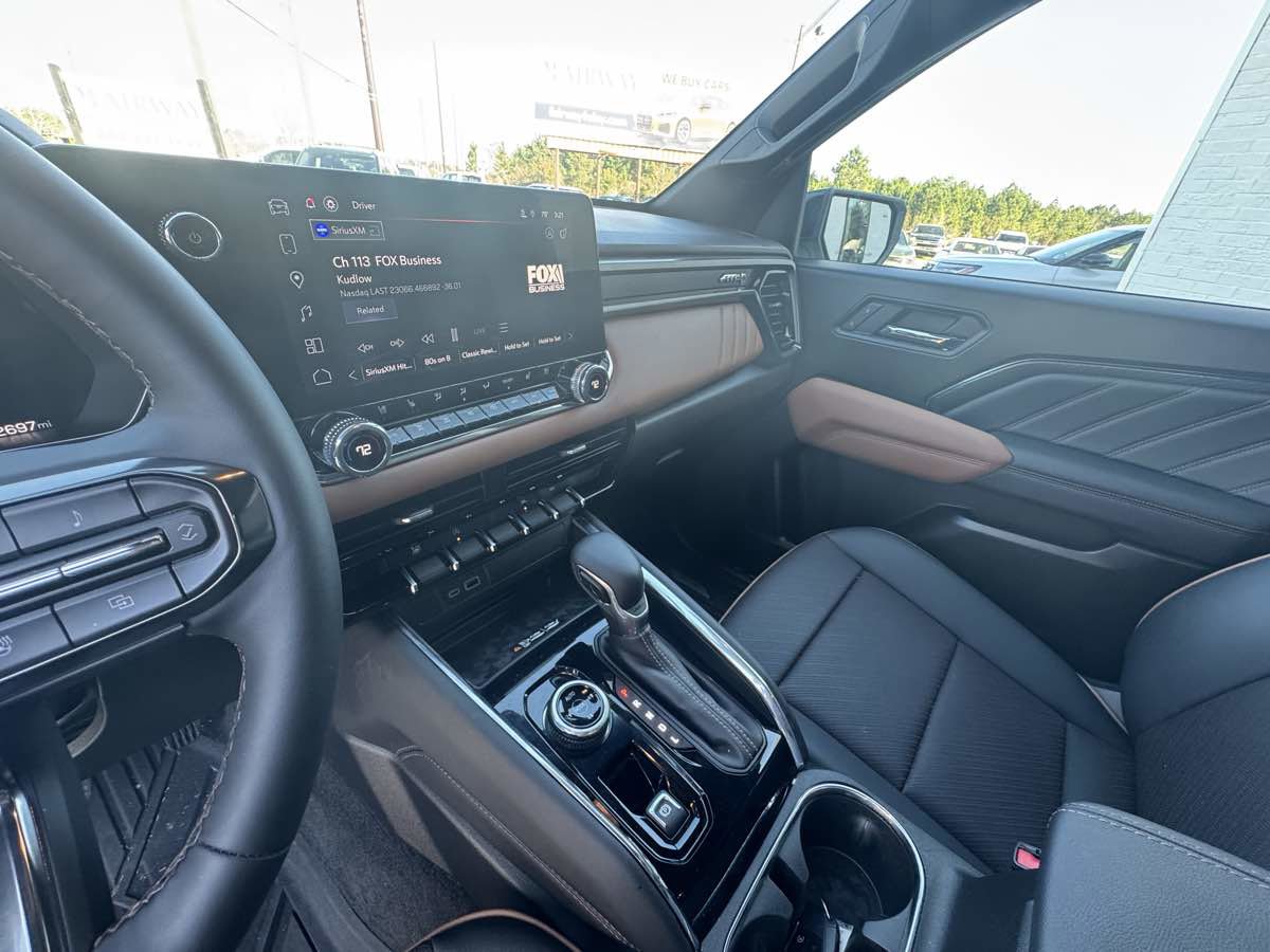 Used 2025 GMC Canyon AT4 w/ AT4 Premium Package AWD/4WD image 19