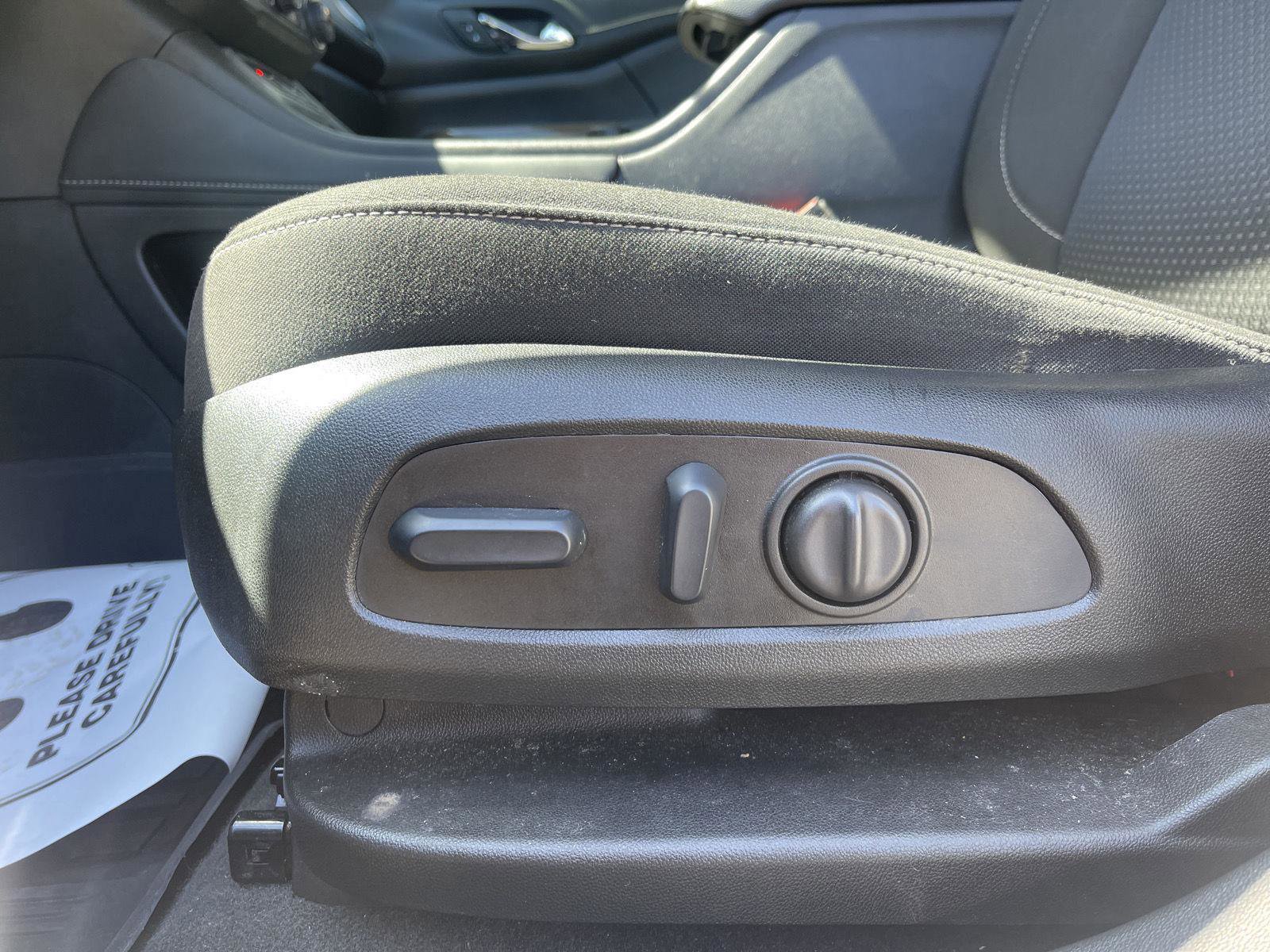 Used 2023 GMC Acadia SLE w/ Driver Convenience Package FWD image 16