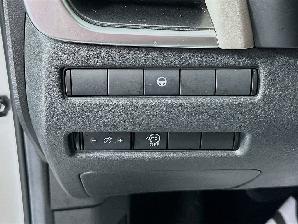 Used 2023 Nissan Rogue SV image 10