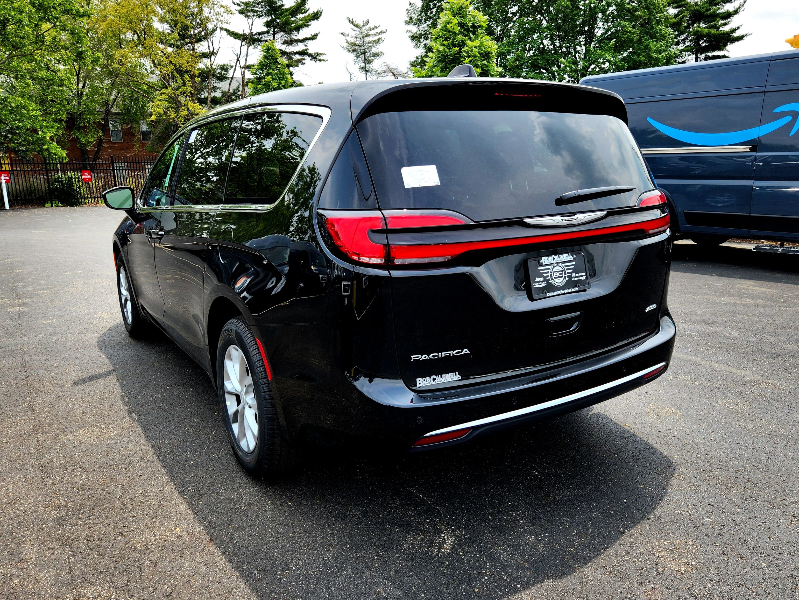 New 2025 Chrysler Pacifica Select w/ Uconnect Theater Family Group image 7