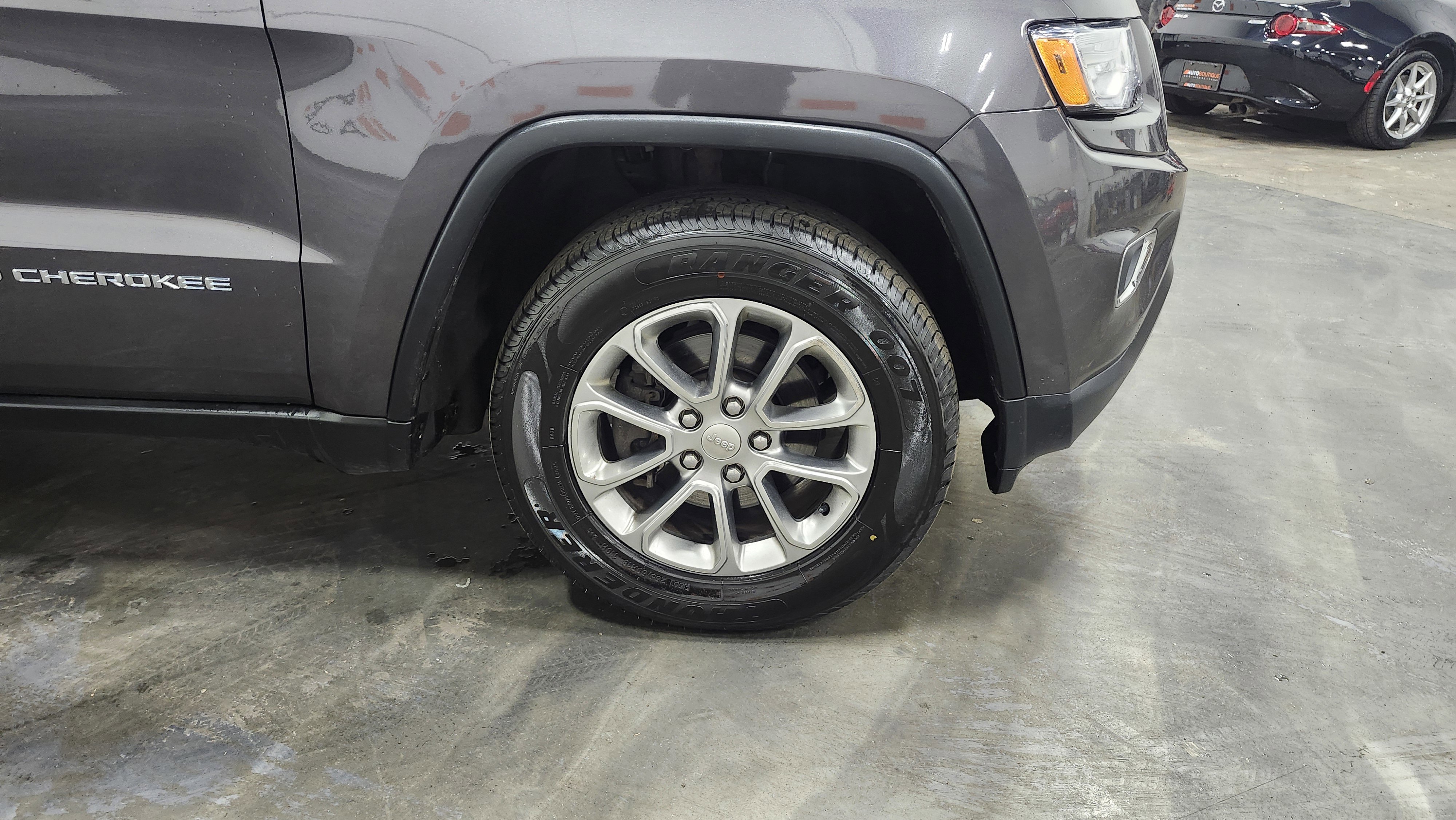 Used 2015 Jeep Grand Cherokee Limited w/ Luxury Group II image 12