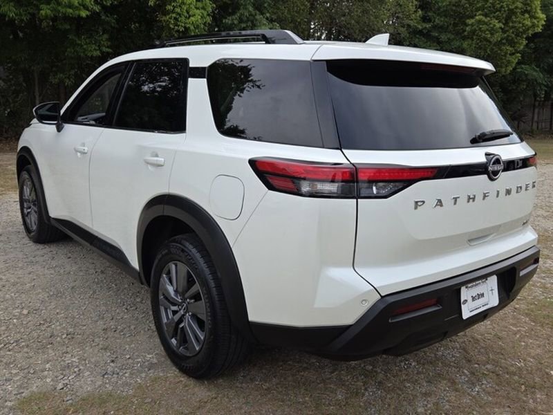 Used 2024 Nissan Pathfinder SV FWD image 11