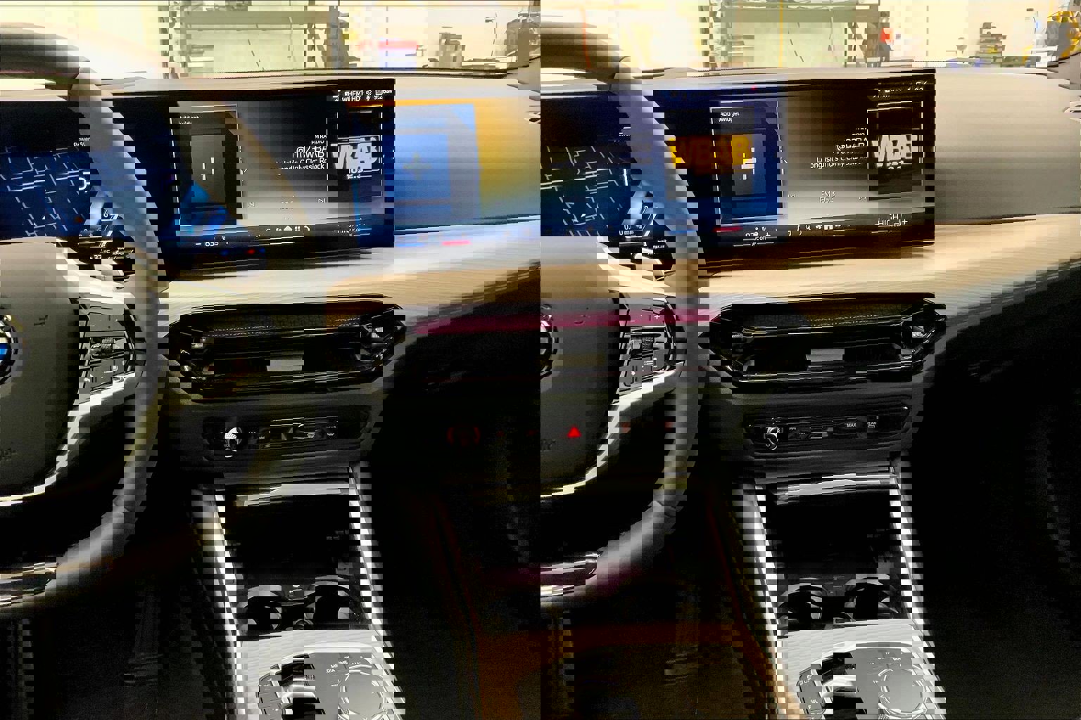 Used 2025 BMW 330i xDrive Sedan w/ Premium Package AWD/4WD image 5