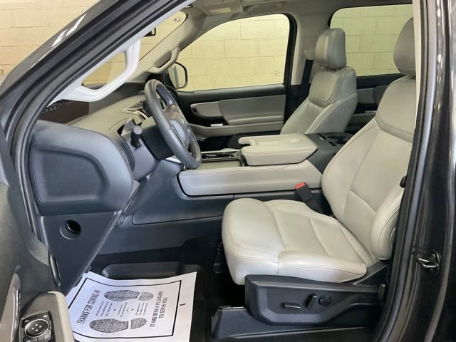 Used 2025 Ford Expedition Active AWD/4WD image 8