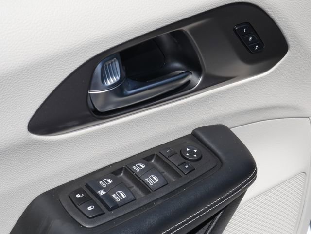 Used 2023 Chrysler Pacifica Touring-L w/ Uconnect Theater Family Group AWD/4WD image 13