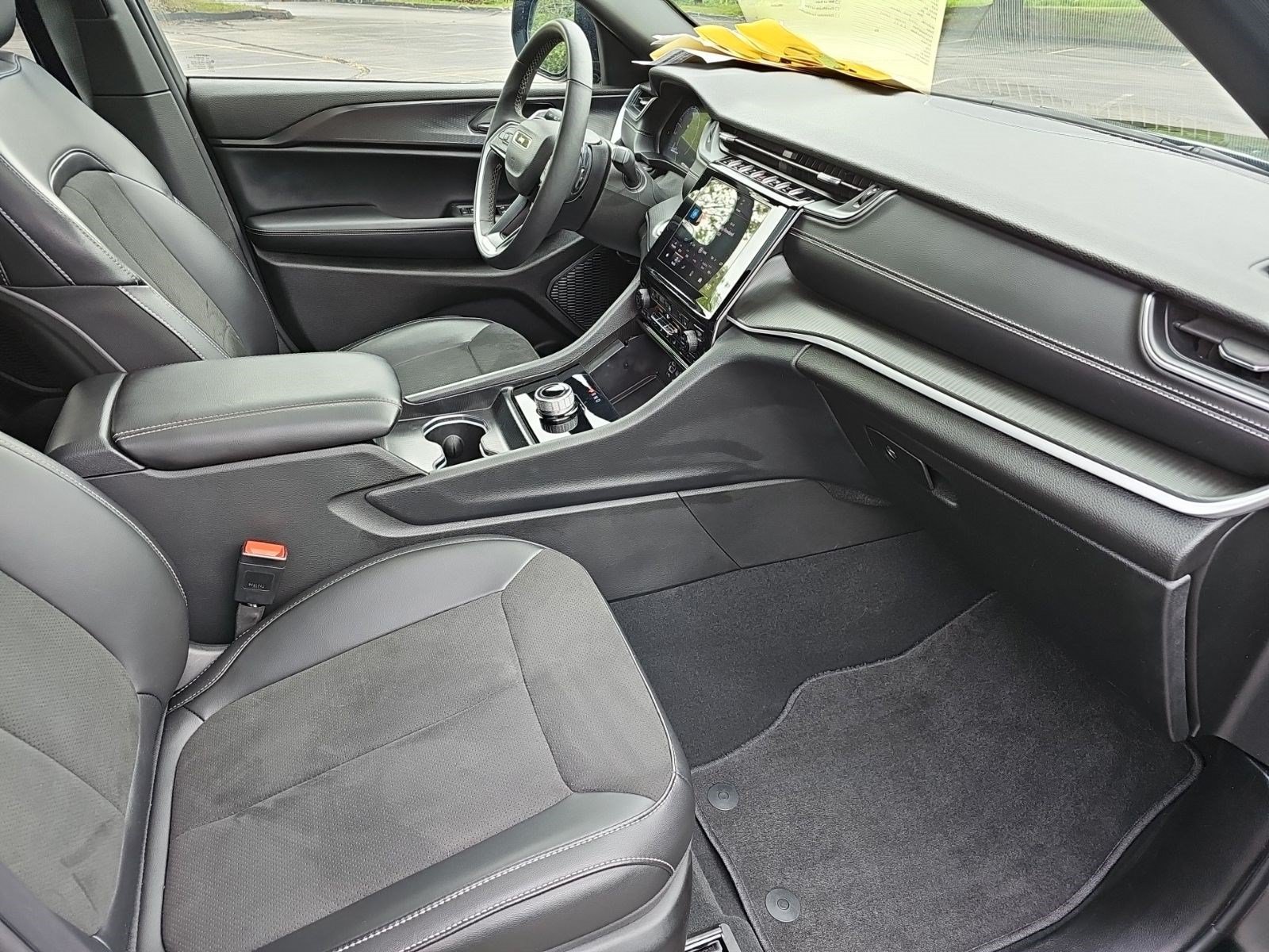 Used 2025 Jeep Grand Cherokee Altitude AWD/4WD image 10