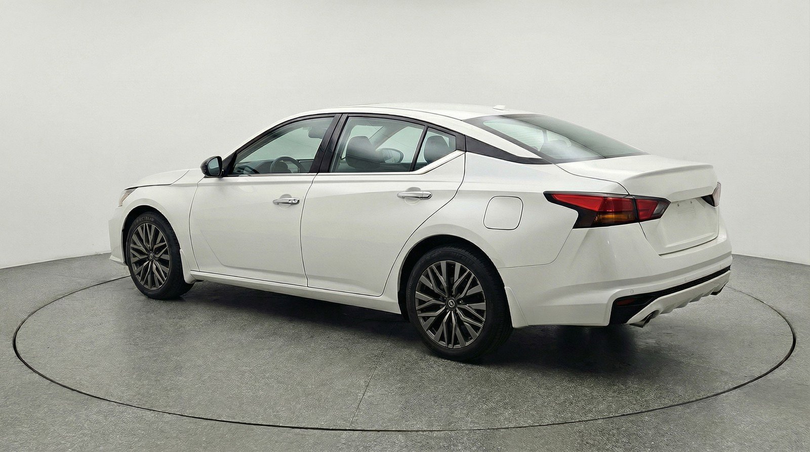 Used 2025 Nissan Altima 2.5 SV FWD image 6