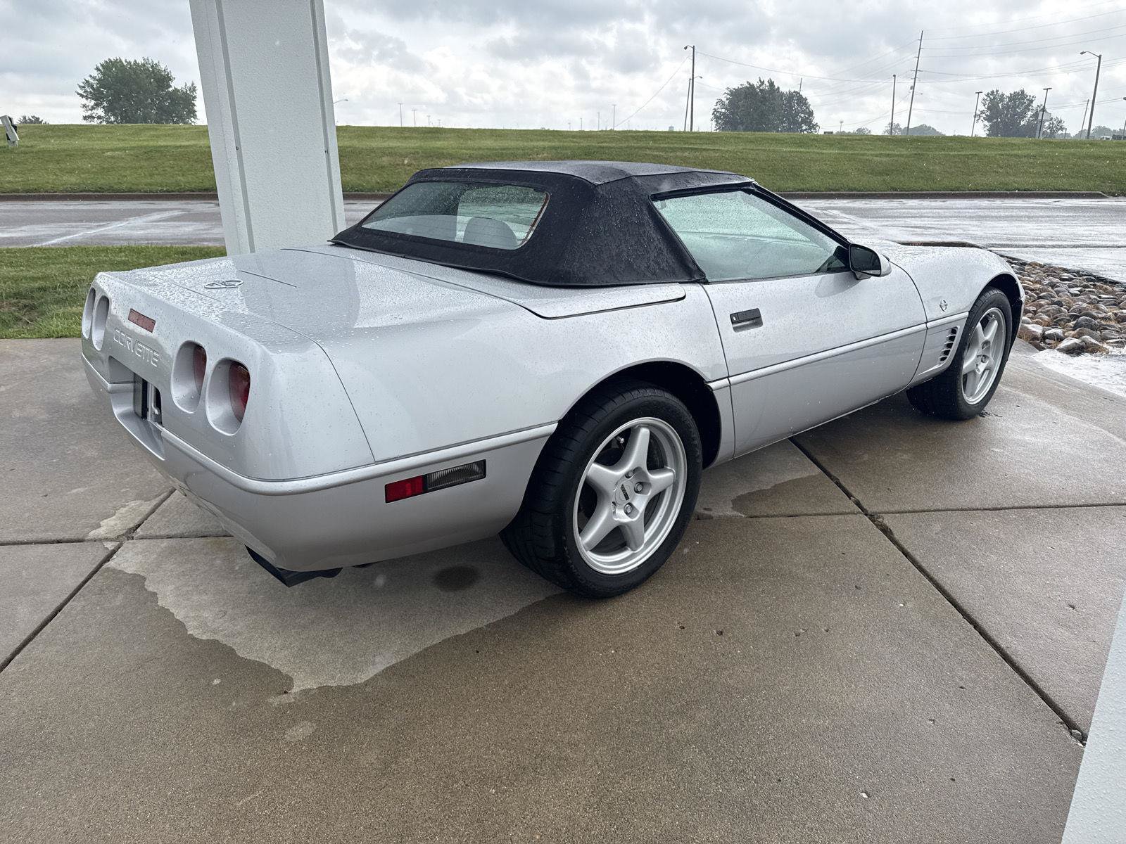 Used 1996 Chevrolet Corvette Convertible RWD image 2