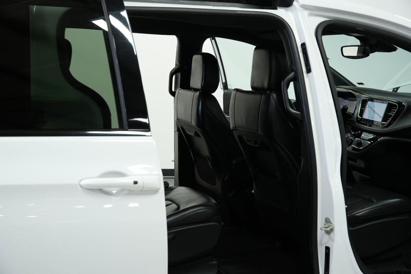 Used 2024 Chrysler Pacifica Limited FWD image 12
