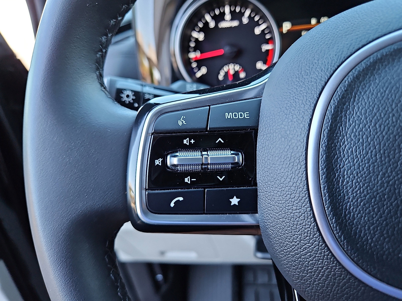 Used 2024 Kia Carnival EX image 14