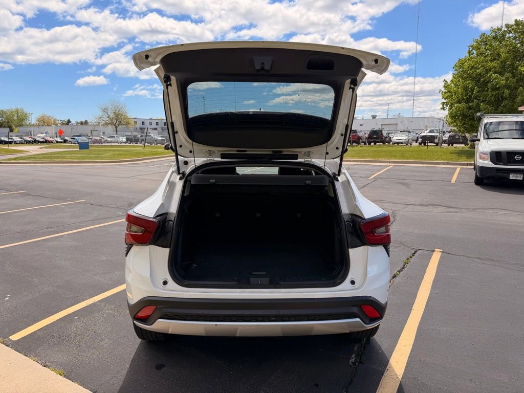 Used 2024 Chevrolet Trax LT w/ Driver Confidence Package FWD image 19