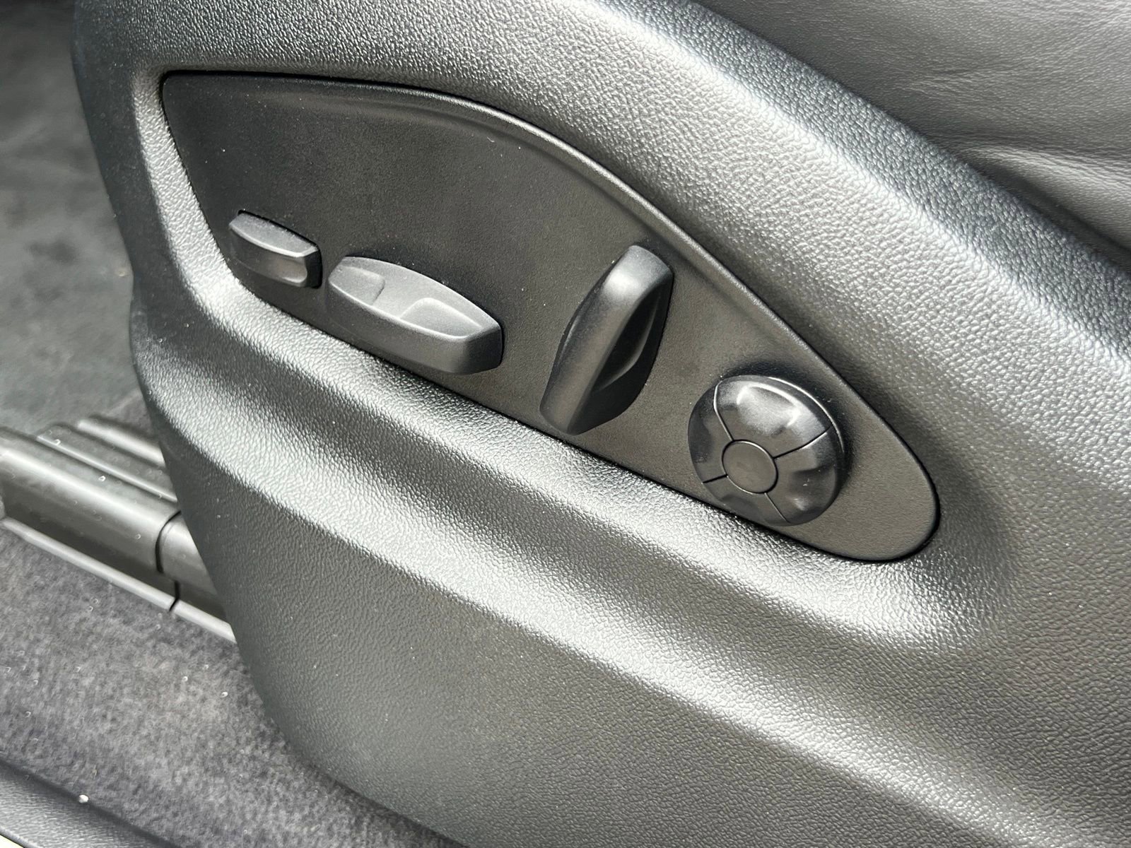 Certified 2025 Porsche Cayenne image 31