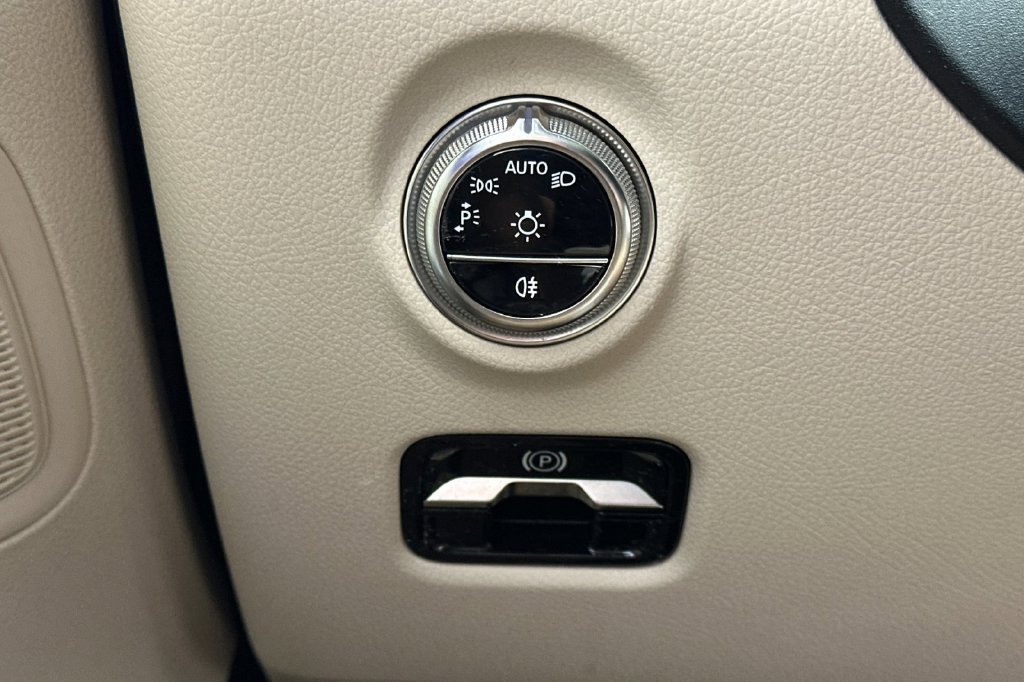 Certified 2025 Mercedes-Benz C 300 Sedan image 32