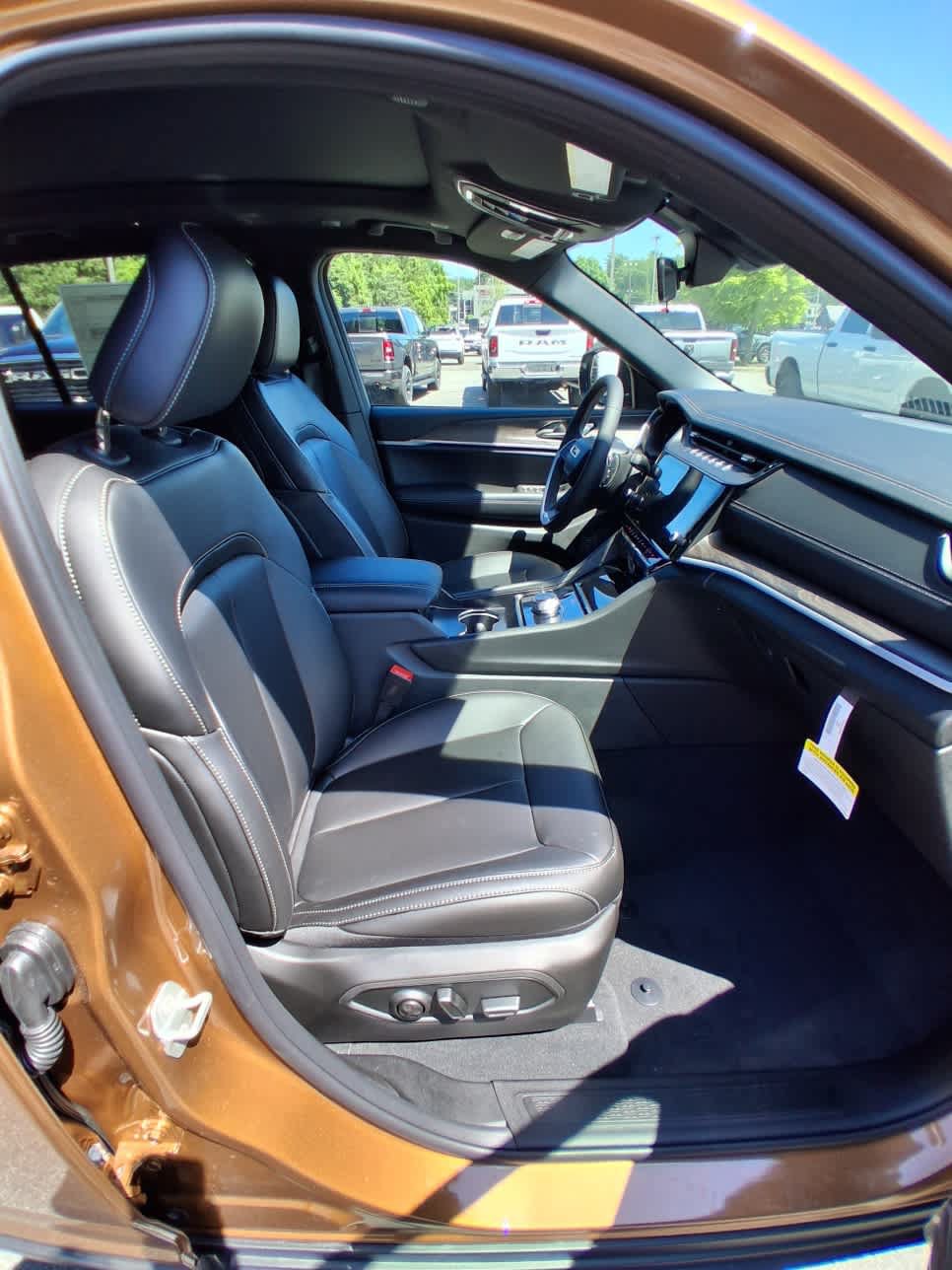 New 2026 Jeep Grand Cherokee L Limited w/ Limited Altitude Package AWD/4WD image 17