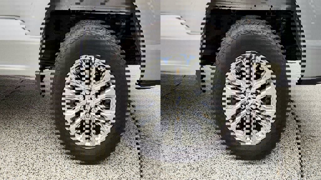 Used 2025 Ford F150 Lariat w/ Equipment Group 502A High image 9