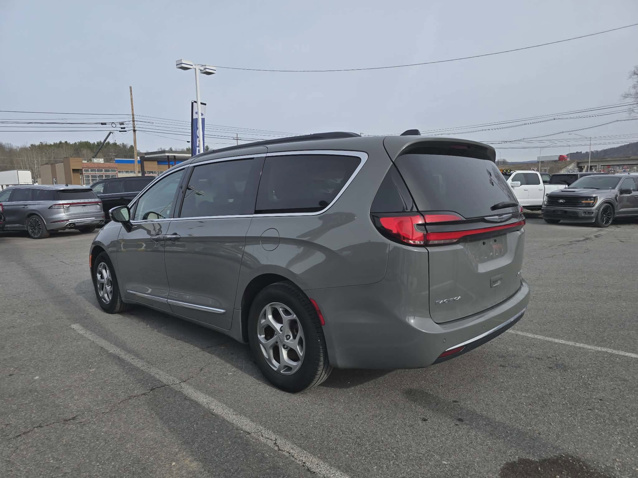 Used 2023 Chrysler Pacifica Limited image 6