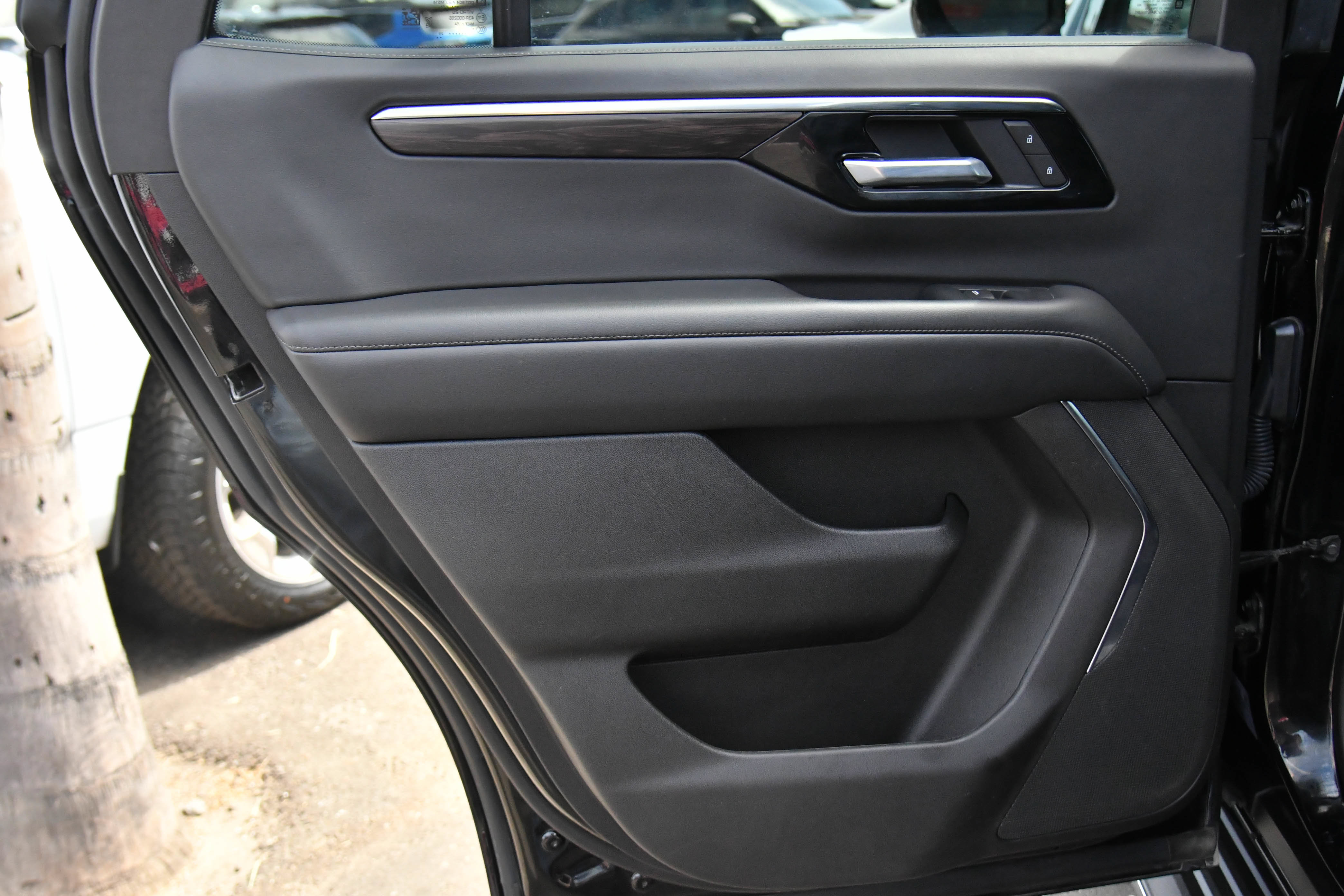 Used 2025 Chevrolet Tahoe LT AWD/4WD image 46