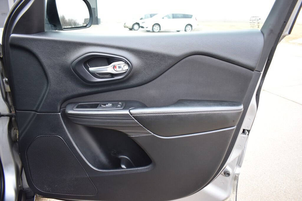 Used 2017 Jeep Cherokee Latitude w/ Comfort & Convenience Group AWD/4WD image 23