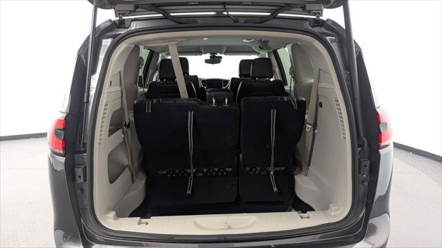 Used 2023 Chrysler Pacifica Touring-L FWD image 18