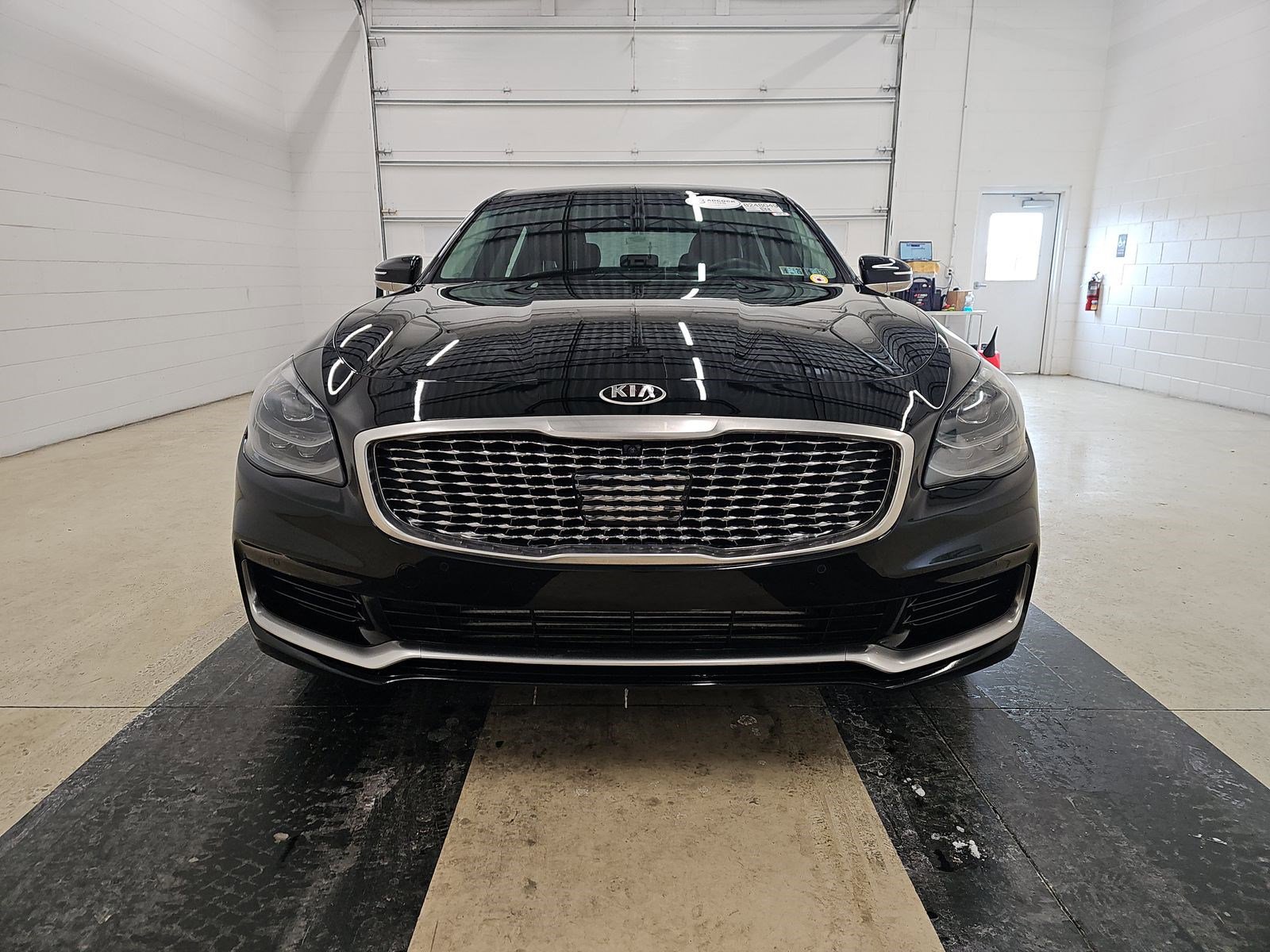 Used 2019 Kia K900 Luxury w/ VIP Package image 2