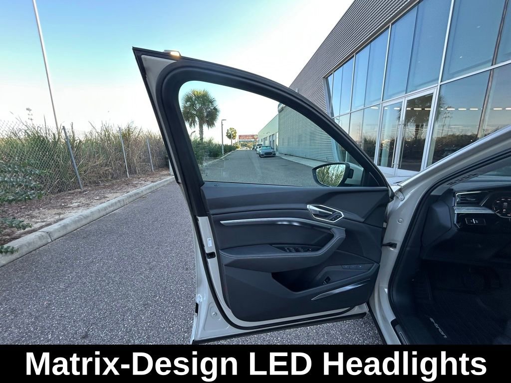 Used 2022 Audi e-tron Premium Plus w/ Premium Plus Package image 13