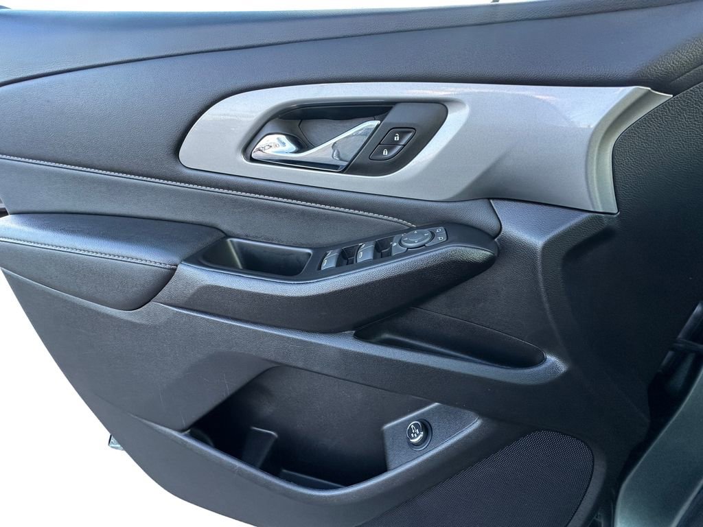 Used 2023 Chevrolet Traverse LT image 11