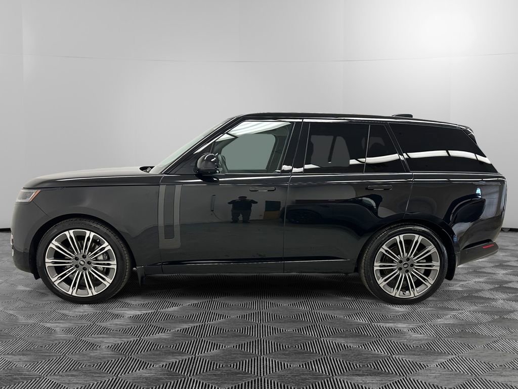 Used 2025 Land Rover Range Rover SE AWD/4WD image 2
