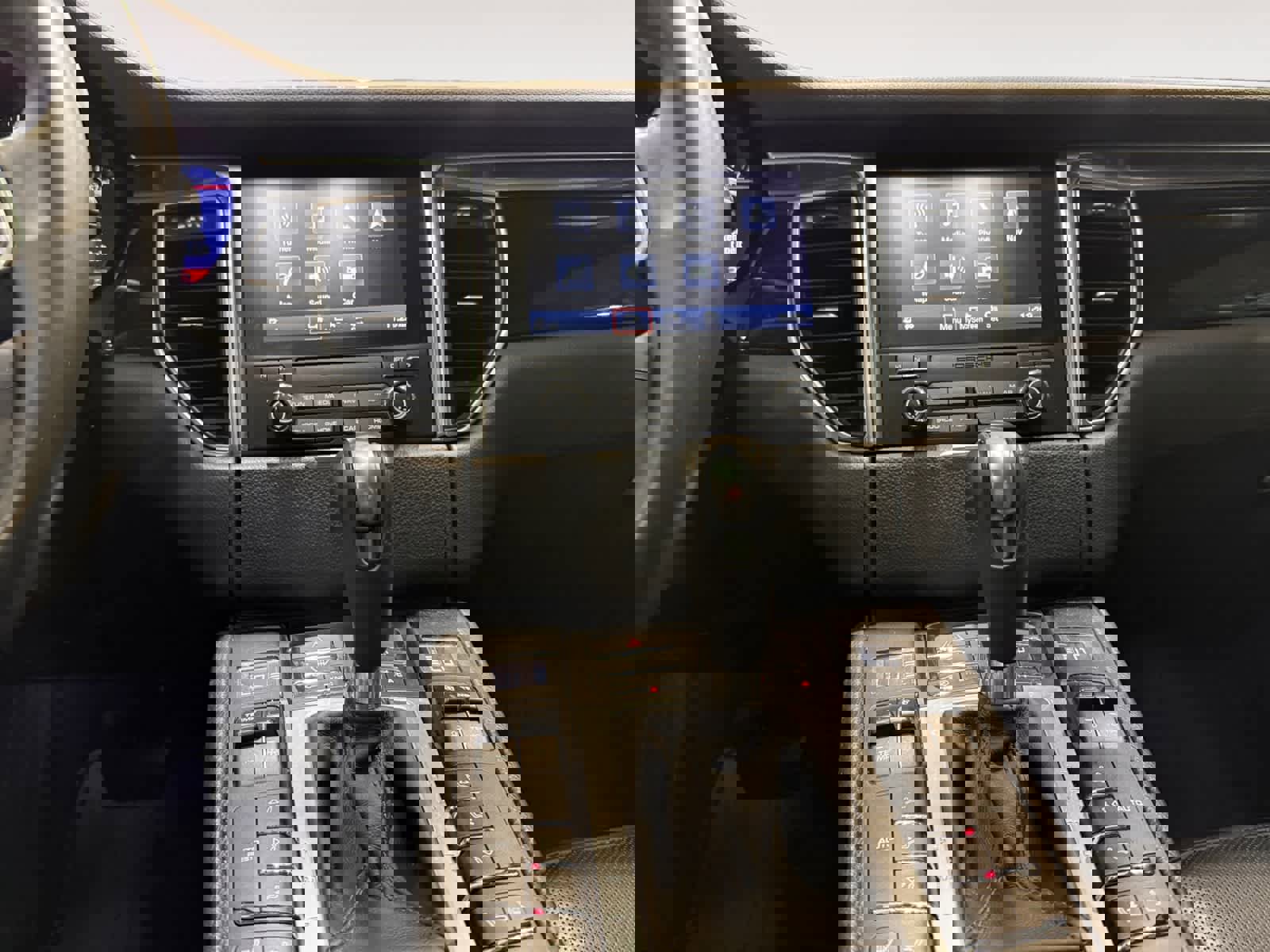 Used 2018 Porsche Macan S image 12