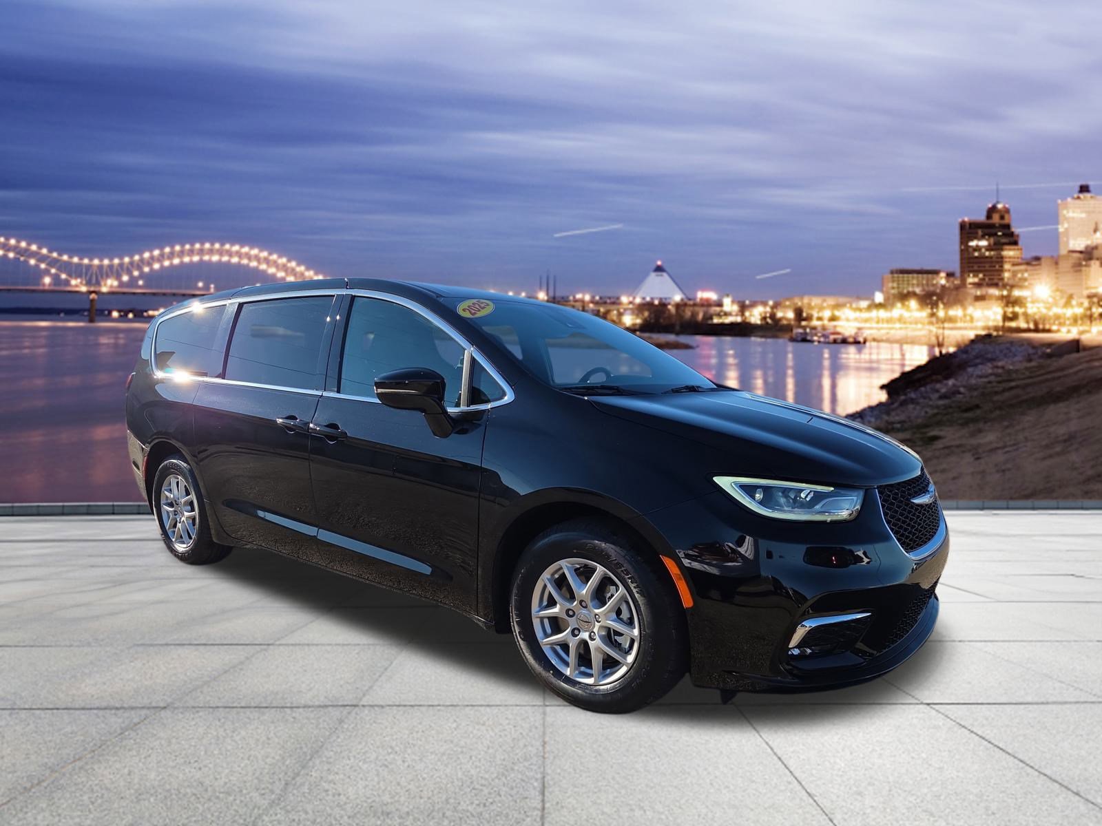 Used 2025 Chrysler Pacifica Select image 4