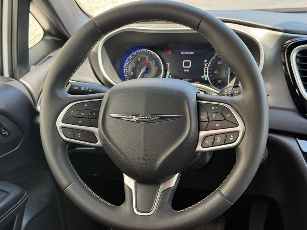 Used 2025 Chrysler Pacifica Select FWD image 19